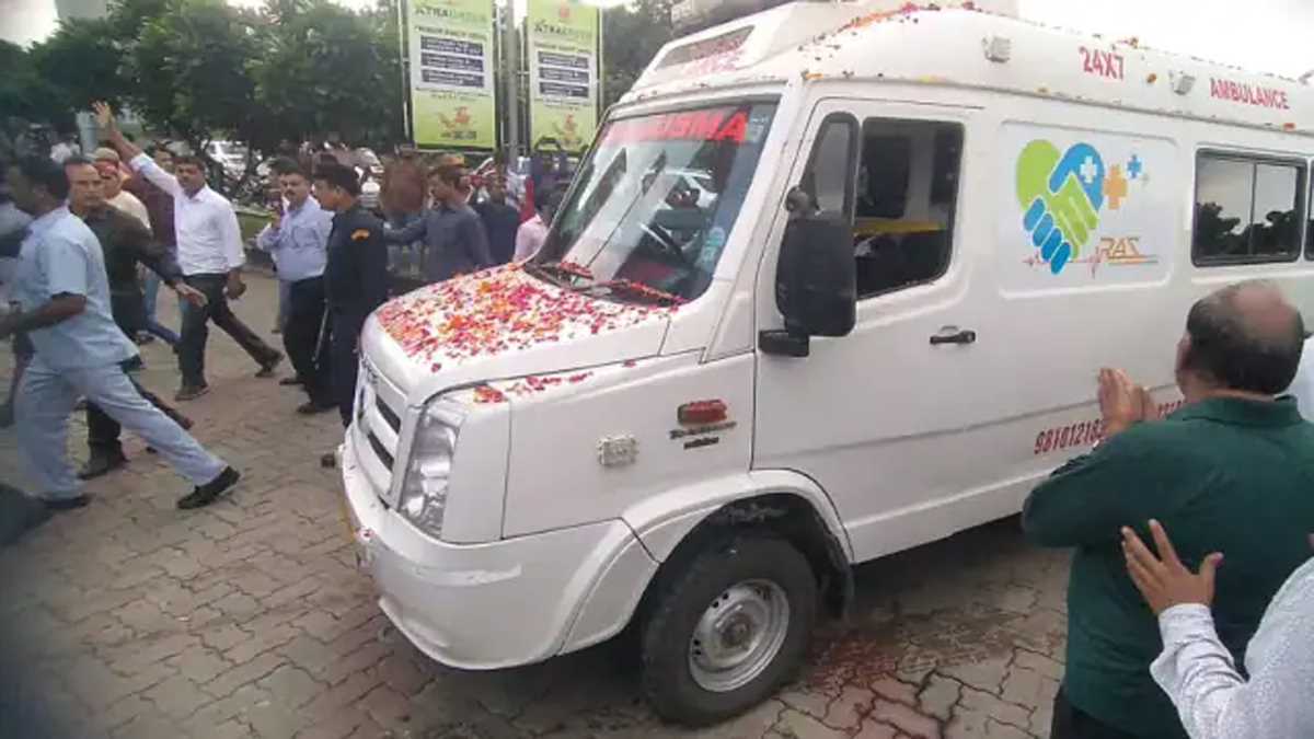 सैफई पहुंचा मुलायम सिंह का पार्थिव शव, कल होगा अंतिम संस्कार